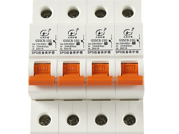 觸發后備保護的具體條件是什么？例如，是基于電流、電壓的異常，還是基于主保護器的信號丟失？