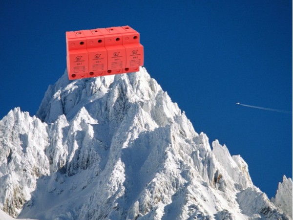 攀登者--如何選擇高海拔浪涌保護器【杭州光束防雷】